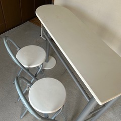 カウンターテーブル、折りたたみ椅子2脚