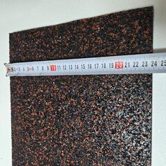 【２枚セット価格】雨でも安全！膝腰負担軽減・高齢者に最適！ゴムチップマット・サンフロアカラーパネル（黒・赤）の画像