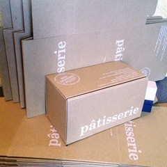 ガトーギフト箱 2個＋おまけ見本1個　バレンタインセールの画像