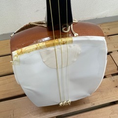 無料!!✨練習用の三味線✨現状品です✨全高 約97ｃｍ【こちらは店舗です。浜村鹿野温泉ICから3分 買取本舗 宮本リサイクル 営業時間9～19時 定休日水曜のみ←連絡できませんm(_ _)m】の画像