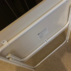 折りたたみテーブルと丸椅子のセット　の画像