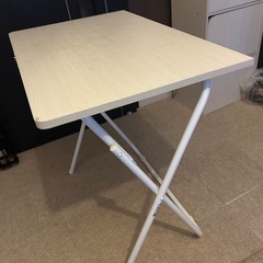 折りたたみテーブルと丸椅子のセット　の画像