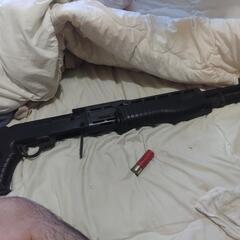 マルイ　エアソフトガン スパス12とマガジンショットシェル一つの画像