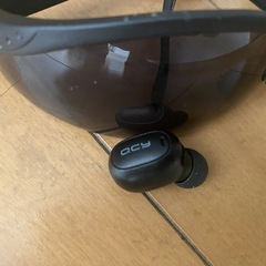 サングラスとワイヤレスイヤホン(bluetoothイヤホン）