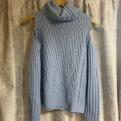 肩出しの水色セーター