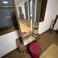 昭和レトロ　木目調ドレッサーとシックな椅子のセットの画像