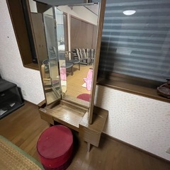 昭和レトロ　木目調ドレッサーとシックな椅子のセットの画像