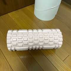 ヨガマットと筋膜ローラーの画像