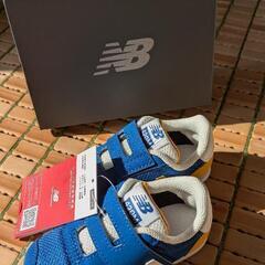 13.5cmニューバランスキッズスニーカーの画像