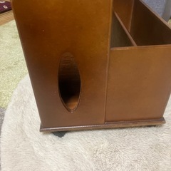 値下げ木製マガジンラック　タイヤ付きの画像