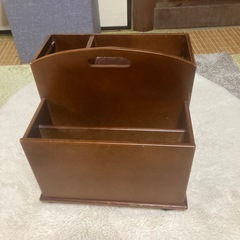 値下げ木製マガジンラック　タイヤ付き