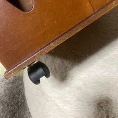 値下げ木製マガジンラック　タイヤ付きの画像