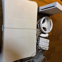 Wii本体、Wiifitバランスボード、ソフト11本セットの画像