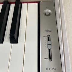 YAMAHA中古美品ヤマハ電子ピアノCLP-535WA 2016年製　専用椅子付きの画像