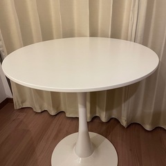白い丸テーブル