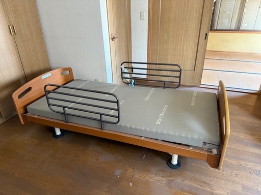 リクライニングするシングルベッド