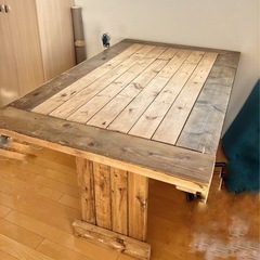 古材によって構築されたテーブル