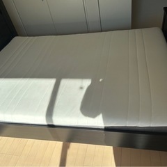 【ベッド一式】IKEA クイーンサイズベッドフレーム マットレスセットの画像