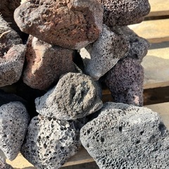 溶岩石　黒　１０ｋｇ袋入り　　＊御影石・タイル・大理石・砂利・石・石材・庭石・ロックガーデンなど＊の画像