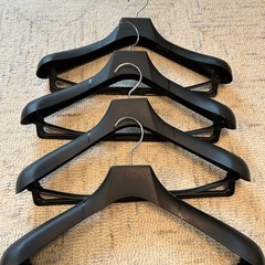 新品！無料！肩幅しっかりスーツハンガー４本セット
