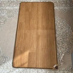 ホットカーペット。美品です。テーブルや机の下に置くと足元ホカホカで寒さ知らず‼︎エアコンの節約にもなります。サイズ110㌢×60㌢。7月末迄20%引きキャンペーン。