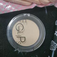 マスカラ、ハイライト、化粧スポンジの画像