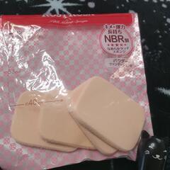 マスカラ、ハイライト、化粧スポンジの画像