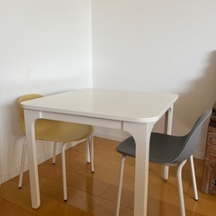 Crate&Barrel 子供用テーブルと椅子 2 脚