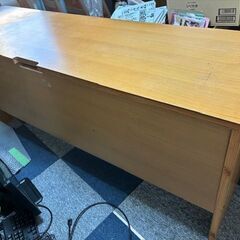 長い机をお探しの方、パソコン机をお探しの方。横幅160cmの木製デスクです。パソコン用モニター3台　横並びで置けます。の画像