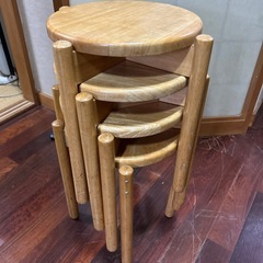 木製スツールチェアの画像