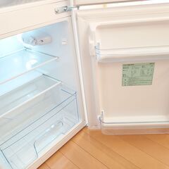 2024年製★使用2ヶ月新品同様★ 急遽引越しで引き取り手探してます!小型2ドア冷蔵庫。自動車でも運べるサイズ（奥行49cm、幅45cm、高さ84cm）の画像