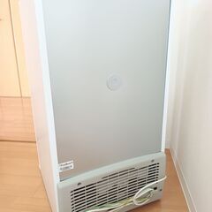 2024年製★使用2ヶ月新品同様★ 急遽引越しで引き取り手探してます!小型2ドア冷蔵庫。自動車でも運べるサイズ（奥行49cm、幅45cm、高さ84cm）の画像