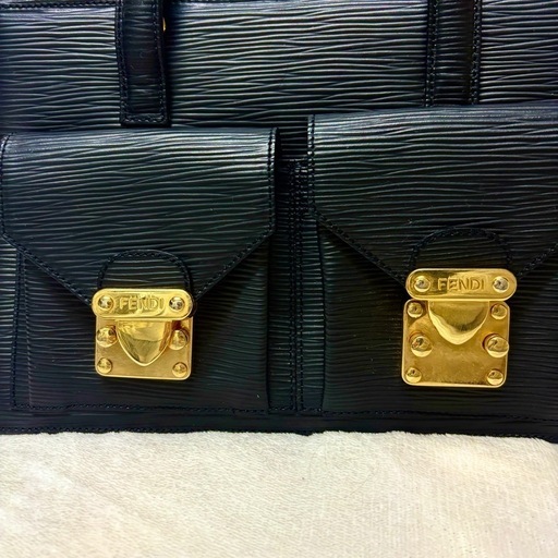 fendi エピ　ハンドバッグ　レザー
