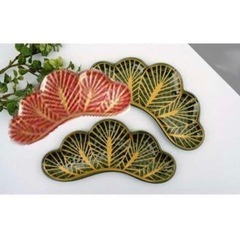 (お正月迎春食器）松葉型前菜皿　緑2枚＋赤1枚の3枚1セットの画像