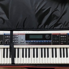 Rolandの白シンセサイザー