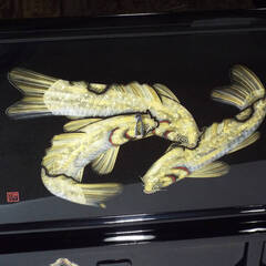 札幌【 飾り棚 】輪島塗　沈金　松　三鯉の図　小西啓介作の画像