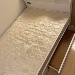 シングルベッド、マットレス付き