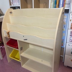 子ども向け本棚兼収納の画像