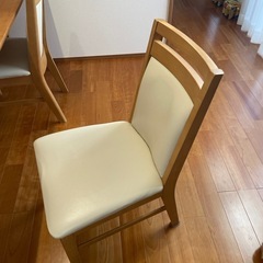 大きめのダイニングテーブルと椅子4脚のセット(無料ビニールシート付)