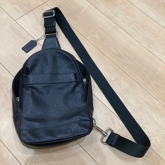 coachボディバッグ