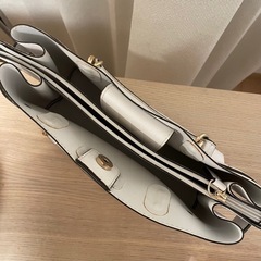 GUESS ハンドバッグの画像