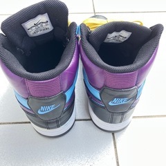 美品 Nike ハイカットスニーカー ブラック/パープル/ブルー/イエローの画像