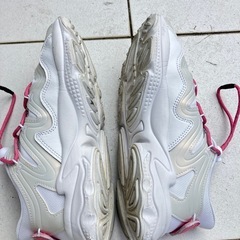 美品 adidas ホワイト ピンク スニーカーの画像