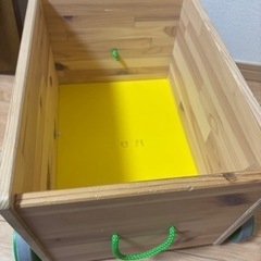 IKEA 木のボックス　キャスター付きの画像