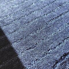 ストライプ模様の青いタイトスカートの画像