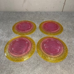 【134】ガラス製ピンクイエロー皿4枚セットの画像