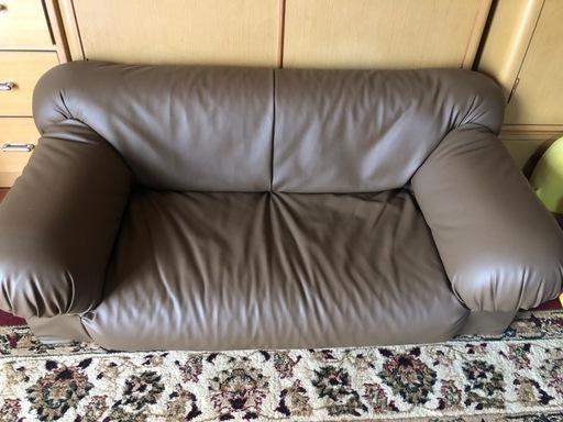 美品　2人掛け合成皮革ソファ