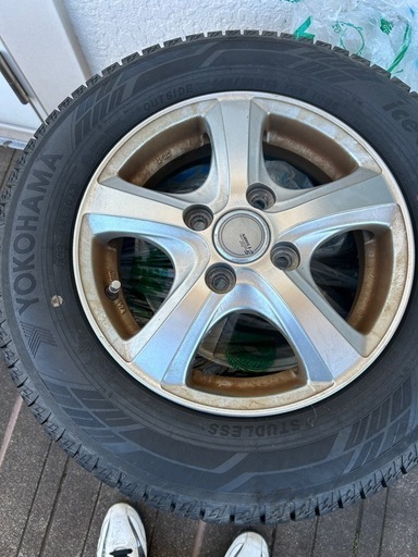 【取引中⠀】13インチスタッドレスタイヤアルミホイール付き