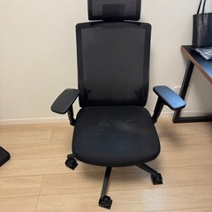 オフィスチェアとデスク