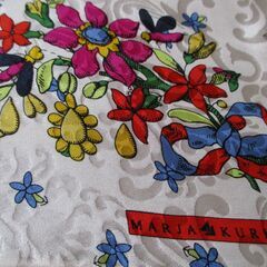 MARJA KURKI  大判スカーフ　白地の画像